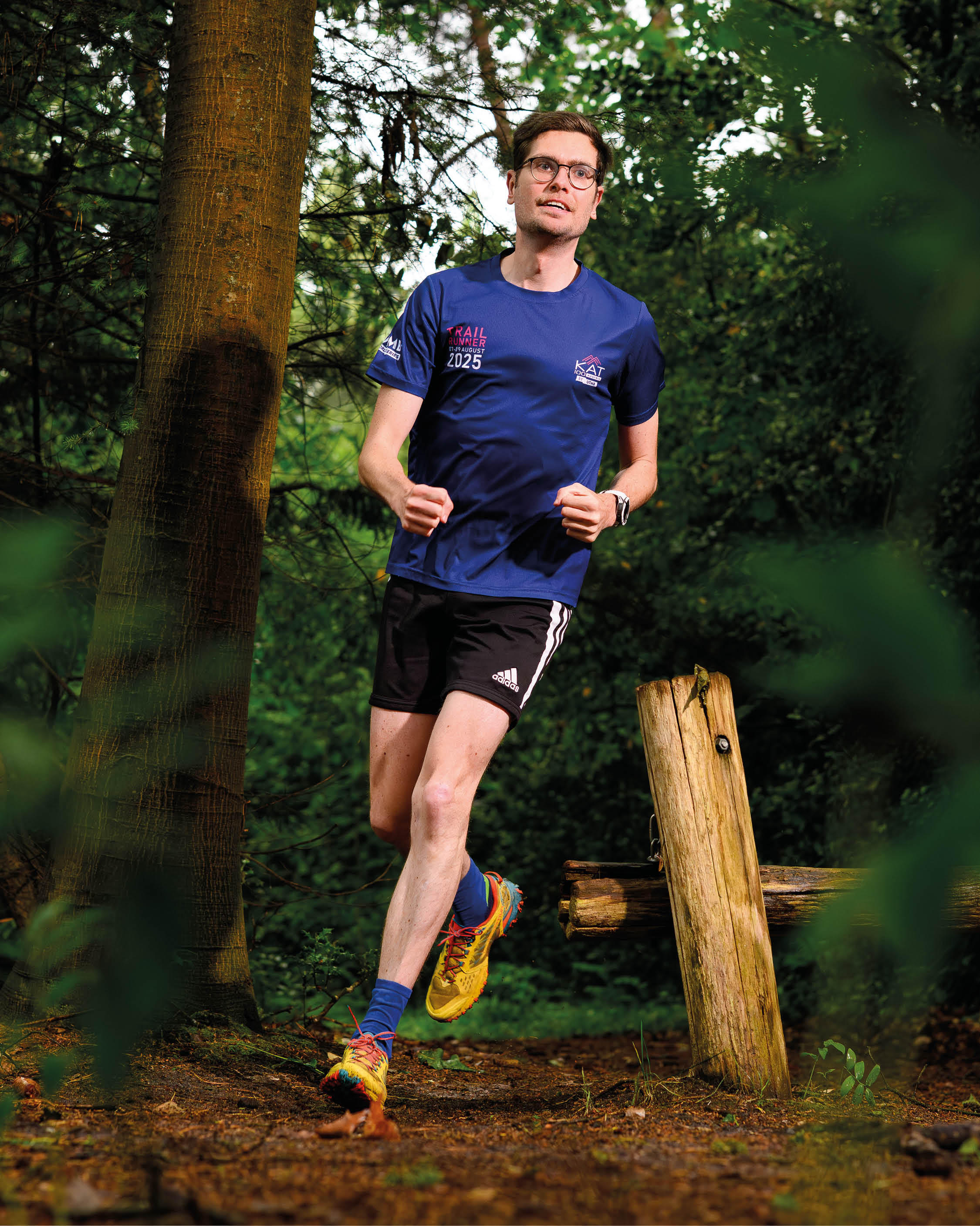 Lowie van Eck hardlopend in het bos